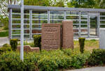 Das Denkmal „Büchen-Tor zur Freiheit 1955 - 1959“ am Bahnhof Büchen (Schleswig-Holstein), hier am 14. Mai 2022.

Die drei Steine „Büchen – Tor zur Freiheit 1955 – 1959“ erinnern an die Ereignisse rund um den Bahnhof Büchen in der Zeit der deutschen Teilung und des Kalten Krieges zwischen den Machtblöcken der NATO und des Warschauer Paktes. Das Denkmal wurde zu Beginn der 1960er Jahre auf dem Gelände des Bahnhofs Büchen aufgestellt. Büchen gehörte während der Teilung Deutschlands in zwei Staaten (BRD und DDR) zu den Städten und Gemeinden mit großem Grenzbahnhof  in der Bundesrepublik Deutschland. 

Die letzte größere Entlassung von deutschen Kriegsgefangenen aus der Sowjetunion („Heimkehr der Zehntausend“) fand 1955 statt. Vorangegangen war ein Staatsbesuch von Bundeskanzler Adenauer vom 08. bis zum 14. September 1955 zur Aufnahme diplomatischer Beziehungen mit der Sowjetunion und der Freilassung deutscher Kriegsgefangener. Am 07. Oktober 1955 kamen die ersten 600 dieser Kriegsgefangenen im Grenzdurchgangslager Friedland an.

Zwischen Dezember 1955 und Februar 1959 reisten 247.000 Spätaussiedler, deutsche Kriegsgefangene und Spätheimkehrer aus Osteuropa über den Bahnhof Büchen in die Bundesrepublik Deutschland ein. Sehr viele Spätaussiedler wurden von Büchen aus in das Grenzdurchgangslager Friedland begleitet. Begrüßt wurden die ankommenden Spätaussiedler auf dem Bahnhof Büchen vom Posaunenchor der Kirchengemeinde, mit „Großer Gott, wir loben Dich“ fuhr der Zug ein. Betreut wurden sie von den zahlreichen Helferinnen der Bahnhofsmission und des Deutschen Roten Kreuzes. Dann wurden die Aussiedler nach Friedland gebracht.

Der Grund dass die Spätaussiedlerzüge nach Büchen gingen, war. das Büchen der nächstgelegene Grenzbahnhof war. Die Bundesrepublik Deutschland hatte mit Polen einen Vertrag über die Spätaussiedler geschlossen. Polen sammelte die Aussiedler, von den ehemaligen Ostgebieten (Ostpreußen, Westpreußen, Pommern und Schlesien), bei Stettin. In der Woche gingen dann 3 bis 4 Züge (geschlossenen Transporte) (insgesamt über 500 Transporte). Diese sollten auf dem kürzesten Weg durch die DDR in die Bundesrepublik Deutschland, da war Büchen der nächste Bahnhof und nicht direkt nach Friedland. Dadurch wurde Büchen auch überall bekannt.

Zur Erläuterung: Als Spätheimkehrer werden alle ehemaligen Kriegsgefangenen bezeichnet, die nach dem 31. Dezember 1946 entlassen worden sind. Als Spätaussiedler werden Personen bezeichnet, die als deutsche Staatsangehörige in den ehemals deutschen Gebieten östlich der Oder-Neiße- Linie geboren wurden und zunächst nach 1945 dort verblieben sind, sowie deren Abkömmlinge, die nach Deutschland übergesiedelt sind.
