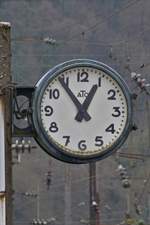 Diverses/594671/-diese-schoene-alte-uhr-ist . Diese schöne alte Uhr ist mir am 08.01.2018 in Longwy am Bahnsteig aufgefallen.  (Hans)