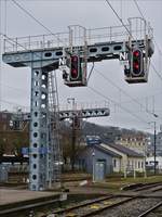 Diverses/594672/-eine-signalbruecke-gesehen-am-08012018 . Eine Signalbrücke, gesehen am 08.01.2018 im Bahnhof von Longwy.  (Hans)