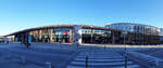 Panoramafoto des Bahnhofs von Annecy, aufgenommen an dem Städtischen Bushaltestellen Kreisel.