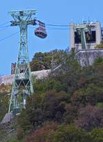 Von der Straße bei der Talstation wurde der Stützmast der Seilbahn von Grenoble mit der Bergstation aufgenommen.