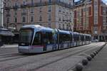 Tram 6020, Typ Citadis 402, hat vor kurzem die Haltestelle am Bahnhof von Grenoble verlassen. 09.2022