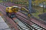 Zweiwege Bagger Atlas 1404 MZ beim befllen der neu verlegten Weiche mit Schotter nahe Goebelsmhle. 30.10.2017 (Hans)