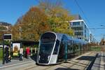 Herbstfarben in der Stadt Luxemburg. Tram 103 kommt bei der Haltestelle  Universiteit  an. 18.11.2020 (Hans)