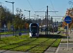 Tram 102 kurz hinter der Haltestelle  Pfaffenthal – Roud Breck  in Richtung Luxexpo, der Umsteigehaltestelle für Bus und Bahn in alle Richtungen des Landes zu fahren. Luxembourg-Kirchberg, den 18.11.2020- (Hans)
