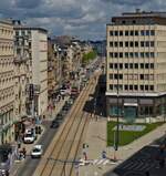 Blick vom Riesenrad auf dem ehemaligen Busbahnhof auf den Bahnhofsvorplatz der Stadt Luxemburg auf die Straßenbahn Strecke die vom Bahnhof in die Oberstadt führt. 06.2022