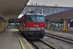 Nachdem der Wagenzug aus dem Gleis gezogen wurde, steht Lok 1144 267 noch alleine am Bahnsteig im Westbahnhof in Wien. 06.06.2023
Diesen ganzen Vorgang habe ich bei uns in Luxemburg schon lange nicht mehr gesehen. 
