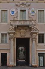 Schner Hauseingang an einem Gebude in Ferrara. 05.2025 (Handy Foto Jeanne)