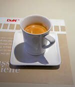 Der Kaffee zum Wiener Frühstück (Kaisersemmel, BIO Butter, Marmelade, Kaffee) für 5,10 € im Speisewagen vom ÖBB EC 113 „Blauer Enzian“ von Frankfurt am Main Hbf