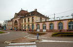   Das gepflegte Empfangsgebäude vom Gare de Saint-Louis (Haut-Rhin) am 29.12.2017.