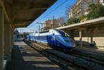 Der TGV Euroduplex / RGV 2N (2N2) Rame 803 (Triebzug 803) fährt am 26 März 2015 als TGV 9756 / 9757 (Genf - Marseille - Niza) durch den Bahnhof Marseille-Blancarde in Richtung Niza.