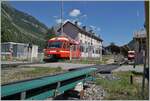 Der TMR/SNCF BDeh 4/8 21 verlsst Vallorcine in Richtung St-Gervais-les Bains-le-Fayette, whrend im Hintergrund ein TMR Beh 4/8 zur Abfahrt nach Martginy bereit steht.