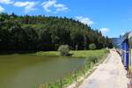 Vorbei am idyllischen See auf der Passhhe.