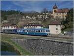 Der  Assosiation l'autrail X2800 du Haut Doubs  X 2816 mit Beiwagen erreicht im Rahmen einer Ostersonderfahrt in Kürze sein Ziel Morteau. Im Hintergrund ist die Kirche Notre-Dame de l'Assomptions zu sehnen.

16. April 2022