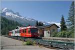 Der TMR/SNCF BD eh 4/8 N° 801/802 (94 87 0000 802-2 F SNCF) Triebzug erreicht auf seiner Fahrt von St-Gervais Les Bains Le Fayette nach Vallorcine vor dem Hintergrund des Mont Blanc Massivs den