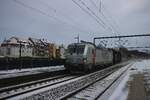 Wolkig mit Schnee in Kolding am grauen 18 Februar 2026 mit GreenCargo 193 482 samt Mischer nach Padborg.