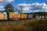 Sechsachsige Drehgestell-Gelenk-Containertragwagen-Einheit / 6-achsiger Containertragwagen, 33 87 4901 507-6 F-ERSA, der Gattung Sggmrss 90', der franzsischen Vermietungsfirma ERMEWA S.A., am 05 Oktober 2024 im Zugverband, direkt hinter der Vectron AC193 922-2 der Northrail GmbH, im Zugverband bei der Zugdurchfahrt in Rudersdorf (Kr. Siegen). Hier beladen mit einer Wechselbrcke und einem 45-Fu-ISO-Containern.

Der Wagen der Gattung Sggmrss wird fr den Transport von Containern und Wechselbehltern verwendet und hat drei zweiachsige Drehgestelle. Die Flachwagen sind fr 20-, 30-, 40- und 45-Fu-ISO-Container und Wechselbehlter geeignet.

TECHNISCHE DATEN:
Spurweite: 1.435 mm (Normalspur)
Lnge ber Puffer: 29.590 mm
Drehzapfenabstnde: 2 x 11.995 mm
Achsabstand in den Drehgestellen: 1.800 mm
Laufraddurchmesser: 920 mm (neu)
Ladelnge: 2 x 13.820 mm
Hhe der Ladeebene ber S.O.: 1.155 mm
Eigengewicht: 27.480 kg
Max. Zuladung bei Lastgrenze S: 107,5 t (ab Streckenklasse D)
Max. Zuladung bei Lastgrenze SS: 92,5 t (ab Streckenklasse C)
Hchstgeschwindigkeit: 100 km/h Lastgrenze S / 120 km/h bei Lastgrenze SS und leer)
Kleinster befahrbarer Gleisbogen: R 75 m
Bremse: 2 x KE-GP-A (K)
Bremssohle: Cosid 810
Verwendungsfhigkeit: TEN GE / G1
