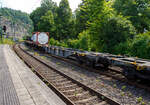 Leerer vierachsiger 60' Drehgestell-Containertragwagen für Großcontainer und Jumbo-Wechselbehälter, 33 87 4552 225-4 F-ERSA, der Gattung Sgnss 60' (HP), der französischen Vermietungsfirma ERMEWA S.A., am 30 Juli 2025 im Zugverband bei einer Zugdurchfahrt im Bahnhof Kirchen/Sieg.

Dies ist der am häufigsten verwendete “Allrounder”-Wagen für den kombinierten Verkehr. Dieser vierachsige intermodale Wagen des Typs Sgnss ist sowohl für ISO-Container 20, 30, 40 und 45′ als auch für Wechselbehälter geeignet. Der Wagen entspricht den neuesten geltenden europäischen Gesetzen, d. h. den TSI WAG, EN, UIC, und besitzt die TEN GE-Kennzeichnung für den Betrieb. Diese Wagen sind mit 28 klappbare Containerriegel mit Zapfen ausgerüstet. Sie besitzen zudem 2 klappbare Rangierergriffe UIC 535-2.

Gebaut wurde der Wagen vom slowakischen Güterwagenhersteller Tatravagónka in Poprad, Baujahr und Fabriknummer konnte ich nicht lesen.

TECHNISCHE DATEN:
Spurweite: 1.435 mm (Normalspur)
Anzahl der Achsen: 4 (in zwei Drehgestellen)
Länge über Puffer: 19.740 mm
Drehzapfenabstand: 14.200 mm
Achsabstand im Drehgestell: 1.800mm
Raddurchmesser: 920 mm (neu) / 840 mm (abgenutzt)
Max. Ladelänge: 18.500 mm (60´)
Höhe der Ladeebene über SOK: 1.155 mm
Höchstgeschwindigkeit: 100 km/h (beladen) / 120 km/h (leer)
Eigengewicht: 18.300 kg
Maximales Ladegewicht: 71,3 t (ab Streckenklasse D)
Kleinster bef. Gleisbogenradius: R = 75 m
Bauart der Bremse: KE-GP-A (K) – 72 t
Bremssohle: Jurid 816M
Handbremse: nein 
Verwendungsfähigkeit: TEN GE / G1