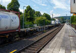 Leerer vierachsiger 60' Drehgestell-Containertragwagen für Großcontainer und Jumbo-Wechselbehälter, 33 87 4552 225-4 F-ERSA, der Gattung Sgnss 60' (HP), der französischen Vermietungsfirma ERMEWA S.A., am 30 Juli 2025 im Zugverband bei einer Zugdurchfahrt im Bahnhof Kirchen/Sieg.

Dies ist der am häufigsten verwendete “Allrounder”-Wagen für den kombinierten Verkehr. Dieser vierachsige intermodale Wagen des Typs Sgnss ist sowohl für ISO-Container 20, 30, 40 und 45′ als auch für Wechselbehälter geeignet. Der Wagen entspricht den neuesten geltenden europäischen Gesetzen, d. h. den TSI WAG, EN, UIC, und besitzt die TEN GE-Kennzeichnung für den Betrieb. Diese Wagen sind mit 28 klappbare Containerriegel mit Zapfen ausgerüstet. Sie besitzen zudem 2 klappbare Rangierergriffe UIC 535-2.

Gebaut wurde der Wagen vom slowakischen Güterwagenhersteller Tatravagónka in Poprad, Baujahr und Fabriknummer konnte ich nicht lesen.

TECHNISCHE DATEN:
Spurweite: 1.435 mm (Normalspur)
Anzahl der Achsen: 4 (in zwei Drehgestellen)
Länge über Puffer: 19.740 mm
Drehzapfenabstand: 14.200 mm
Achsabstand im Drehgestell: 1.800mm
Raddurchmesser: 920 mm (neu) / 840 mm (abgenutzt)
Max. Ladelänge: 18.500 mm (60´)
Höhe der Ladeebene über SOK: 1.155 mm
Höchstgeschwindigkeit: 100 km/h (beladen) / 120 km/h (leer)
Eigengewicht: 18.300 kg
Maximales Ladegewicht: 71,3 t (ab Streckenklasse D)
Kleinster bef. Gleisbogenradius: R = 75 m
Bauart der Bremse: KE-GP-A (K) – 72 t
Bremssohle: Jurid 816M
Handbremse: nein 
Verwendungsfähigkeit: TEN GE / G1