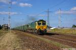 FPL 66002 (3 650 001-2) Freightliner PL mit Firmeneigeneden Eamnoss Ganzzug in Satzkorn und fuhr in Richtung Golm weiter.