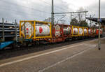 4-achsiger Drehgestell-Containertragwagen 33 53 4557 637-5 RO-TOUAX, der Gattung Sgns 60', der irischen Vermietungsfirma Touax Rail Limited, am 07.12.2022 im Zugverband, beladen mit zwei