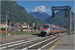 Der FS Trenitalia ETR 610 011 (und ein nicht zu sehender SBB ETR 610/RABe 503) erreichen als EC 51 (Basel SBB - Milano) den Bahnhof von Domodossola.