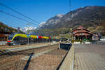 Der Trenitalia ETR 170 217, ein sechsteiliger Stadler FLIRT (MS für I / A) erreicht am 27.03.2022, als Regionalzug von Meran/Merano via Bozen/Bolzano nach Brenner/Brennero, den Bahnhof