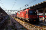 Im Sandwich, zweier ÖBB Taurus III der Reihe 1216 (hier am Zugschuss die 1216 016 / E 190 015 (A-ÖBB 91 81 1216 015-8), der ÖBB Nightjet EN 236 / 40236 von Venezia SL über Udine,