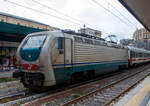 Die E 402.105 (91 83 2402 105-7 I-TI) eine E.402 B der Trenitalia (in grün-weißer Lackierung) steht am 23.07.2022 mit einem Trenitalia InterCity (IC) im Bahnhof Genova Piazza Principe.