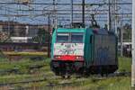E-Lok 483 009, hat ihren Zug  in der Abstellung des Bahnhofs von Verona abgehngt und durchfhrt die Abstellung zum Gleiswechsel. 09.05.2025