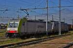 Captrain Lok 483 301 fährt als Lok Zug durch den Güterbereich des Bahnhofes von Verona.