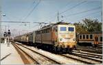 Die FS E. 646 127 erreicht mit einem Regionalzug den Bahnhof von Firenze SMN. Interessant ist der wohl zweiachsige Gepäckwagen gleich hinter der Lok.  

Analogbild vom Dezember 1987