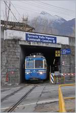 Der SSIF ABe 8/8 23 Ossola verlässt Domodossola als Schnellzug 69 Richtung Locarno.