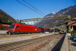 Der ÖBB Railjet (RJX 184), von Bolzano/Bozen via Brennero/Brenner, Innsbruck Hbf und Salzburg Hbf nach Wien Hbf, rauscht am 26.03.2022 Steuerwagen voraus durch den Bahnhof Gossensaß/Colle