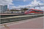 Hochgeschwindigkeitszüge: FS Trenitalia ETR 400 031 als Frecciarossa 6654 von Lyon Perrache nach Paris Gare de Lyon, SNCF inOui TGV Rames 860 und weit im Hintergrund ist der RENFE AVE 100 122 von Barcelona Sants an seinem Ziel in Lyon Part-Dieu eingetroffen. 
Das Bild entstand in Lyon Part Dieu, es wurde (gegen die  Regel ) über alle Bahnsteige hinweg fotografiert, abers waren die drei Züge nicht aufs Bild zu bekommen. 

13. März 2024 
