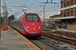 Triebzug ETR BR 500, fhrt in den Bahnhof von Ferrara ein.