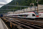 Der vierteilige Stadler FLIRT RABe 524 006 / ETR 524 006 „Valli del Luinese“ und weitere der TiLo (Treni Regionali Ticino Lombardia) stehen am 02.08.2019 beim Bahnhof Bellinzona.