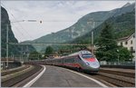 Ein Trenitalia ETR 610 als EC 153 von Luzern nach Milano bei der Durchfahrt in Faido.