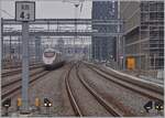 Dieses Bild am Bahnsteigende von Renens VD bei Kilometer 4.3 gilt weniger dem FS Trenitalia ETR 610 der als EC von Genève nach Domodossola unterwegs ist, als der Streckenführung in Richtung