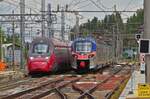 Whrend ein ETR BR 104 auf dem Zwischengleis Rangiert, fhrt der ETR 675 22 Italo EVO, in den Bahnhof von Ferrara ein, oben rechts steht ein ETR BR 350 welcher auf seinen Einsatz wartet.