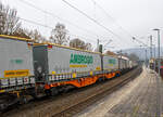 Sechsachsiger Drehgestell-Gelenk-Containertragwageneinheit 90´, 33 85 4961 666-6 CH-WASCO der Gattung Sggmrss 90`der Wascosa AG am 14.01.2022, beladen mit 45` Wechselbrücken der Ambrogio, im