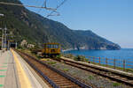 Zweiachsige Mannschafts-Draisine (Autocarrello della squadra) IT-RFI 151774-3 der RFI (Rete Ferroviaria Italiana) abgestellt am 21.07.2022 im Cinque Terre Bahnhof Corniglia.