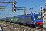 Lok E464.342 schiebt ihren Zug aus dem Bahnhof von Verona Porta Nuova in die Abstellung.