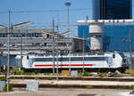 Eine Trenitalia E.403 (91 83 2402 0xx-8 I-TI), in weiß-grau-roter IC-Lackierung, ist am 16.07.2022 beim Bahnhof Napoli Centrale abgestellt.