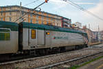 Die rechtsaubere Trenord E.464.255 (91 83 2464 255-5 I-TN), eine Bombardier TRAXX P160 DCP, am 29.12.2015  mit einem Nahverkehrszug im Bahnhof Milano Porta Genova (Stazione di Milano Porta Genova).