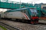 Die rechtsaubere Trenord E.464.255 (91 83 2464 255-5 I-TN), eine Bombardier TRAXX P160 DCP, am 29.12.2015  mit einem Nahverkehrszug im Bahnhof Milano Porta Genova (Stazione di Milano Porta Genova).