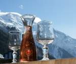 Der Wein geniesst den letzten Blick auf den Mont-Blanc, wir anschliessend den Wein und die Aussicht.
(März 2009)