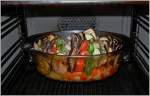 Das Köstliche steckt noch im Ofen: Schweinefleischstücke à la Ticinese.
Und das Beste: das am Schluss nicht gegessene Gemüse kann am folgenden Tag als (kalte) Vorspeise genossen werden.
Blonay, den 12. Aug. 2013