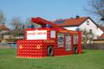 In Amberg Ortsteil Ammersricht, wirbt dieses Feuerwehrauto aus vielen Bierkisten für das 112-jährige Jubiläum