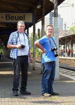 diverses/444233/-zwei-bahnfotografen-in-ihrem-element . Zwei Bahnfotografen in ihrem Element. Bonn-Beuel, 27.06.2015 (Jeanny)